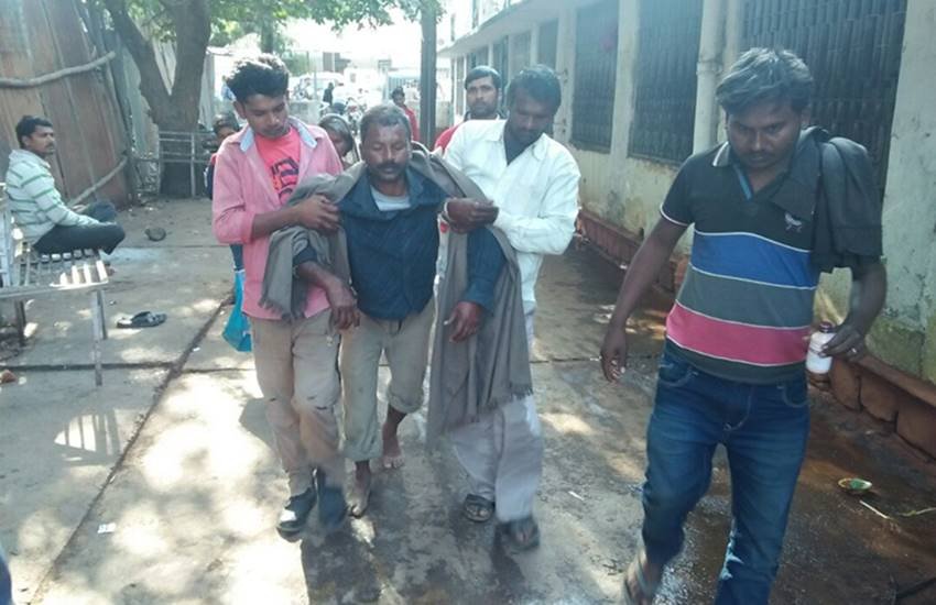 मधुमक्खियों के हमले में घायल युवक को अस्पताल ले जाते परिजन। मधुमक्खियों के हमले में घायल युवक को अस्पताल ले जाते परिजन।