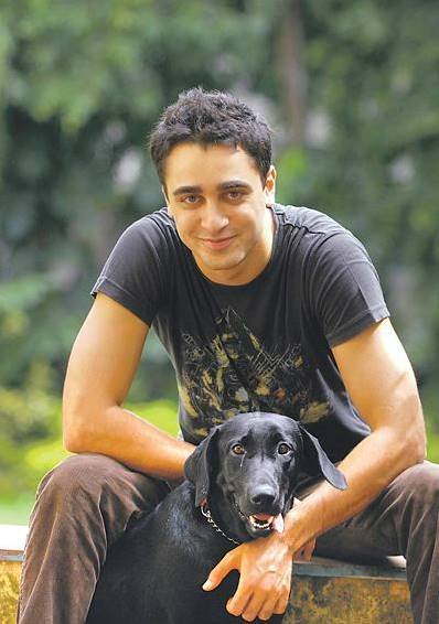 इमरान खान अमेरिका के नागरिक हैं। वह भारत में वर्क परमिट पर काम कर रहे हैं।