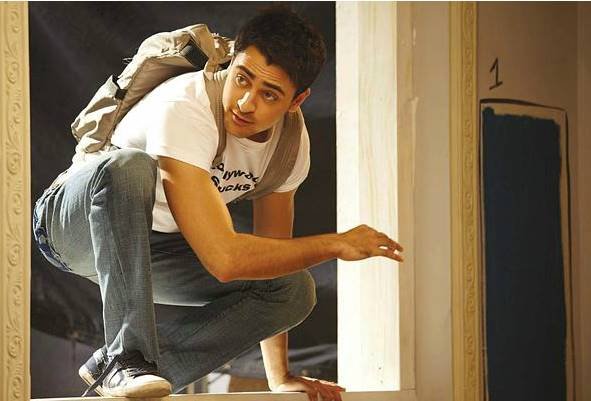 इमरान खान ने न्यू यॉर्क फिल्म अकादमी से डायरेक्शन और सिनेमाटोग्राफी की डिग्री ली हुई है।