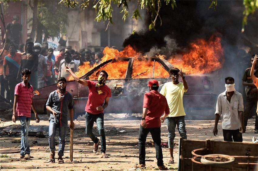 Jallikattu, Jallikattu Ban, Jallikattu Protest, Jallikattu tamilnadu, Jallikattu Protest Chennai, Jallikattu Violence, Tear gas, Police, Clash, Jallikattu Clashes, Jallikattu Unrest, India, Jansatta