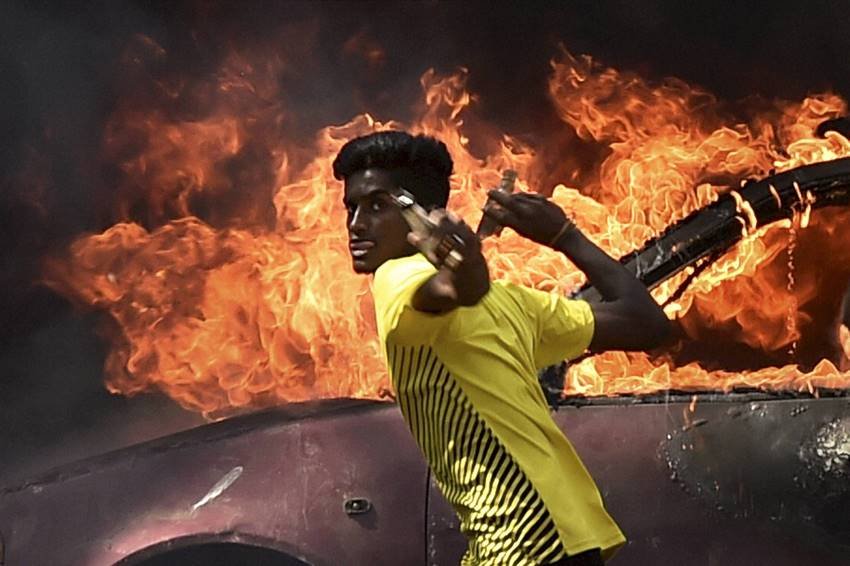 Jallikattu, Jallikattu Ban, Jallikattu Protest, Jallikattu tamilnadu, Jallikattu Protest Chennai, Jallikattu Violence, Tear gas, Police, Clash, Jallikattu Clashes, Jallikattu Unrest, India, Jansatta