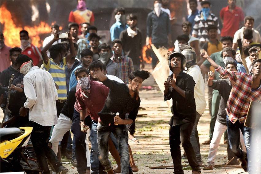 Jallikattu, Jallikattu Ban, Jallikattu Protest, Jallikattu tamilnadu, Jallikattu Protest Chennai, Jallikattu Violence, Tear gas, Police, Clash, Jallikattu Clashes, Jallikattu Unrest, India, Jansatta