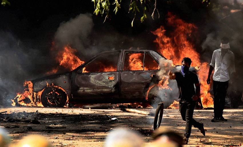Jallikattu, Jallikattu Ban, Jallikattu Protest, Jallikattu tamilnadu, Jallikattu Protest Chennai, Jallikattu Violence, Tear gas, Police, Clash, Jallikattu Clashes, Jallikattu Unrest, India, Jansatta