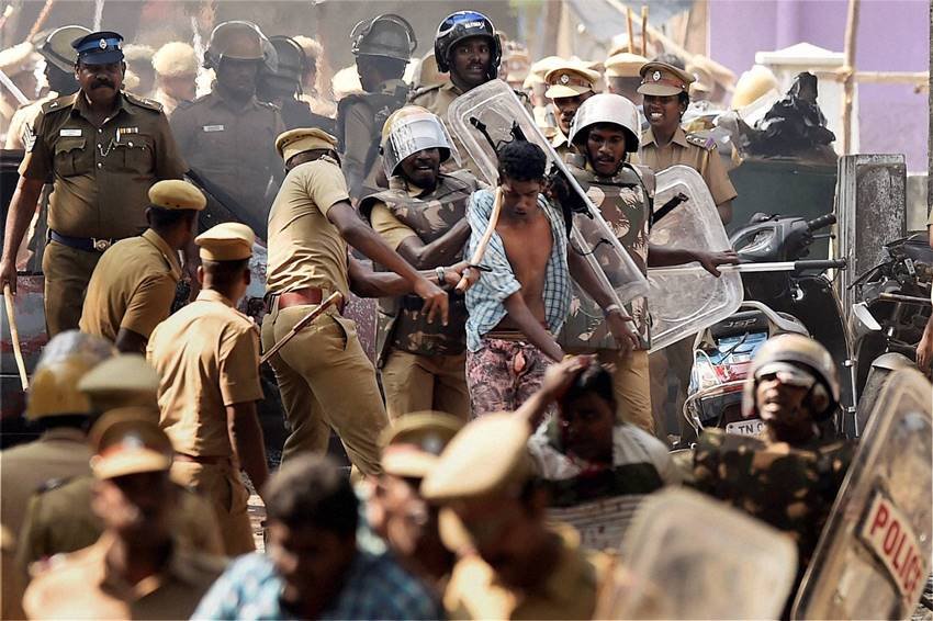 Jallikattu, Jallikattu Ban, Jallikattu Protest, Jallikattu tamilnadu, Jallikattu Protest Chennai, Jallikattu Violence, Tear gas, Police, Clash, Jallikattu Clashes, Jallikattu Unrest, India, Jansatta