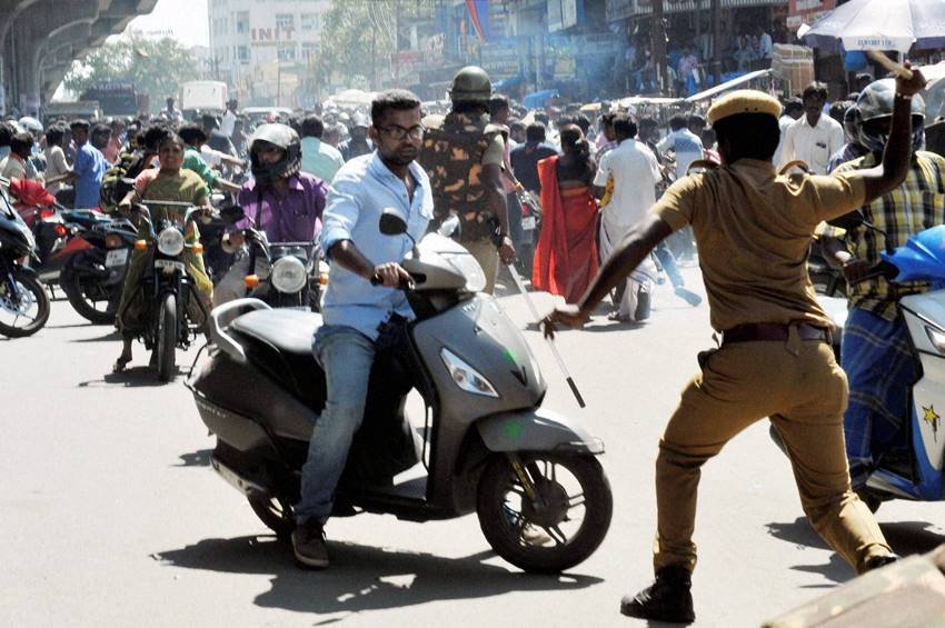 Jallikattu, Jallikattu Ban, Jallikattu Protest, Jallikattu tamilnadu, Jallikattu Protest Chennai, Jallikattu Violence, Tear gas, Police, Clash, Jallikattu Clashes, Jallikattu Unrest, India, Jansatta
