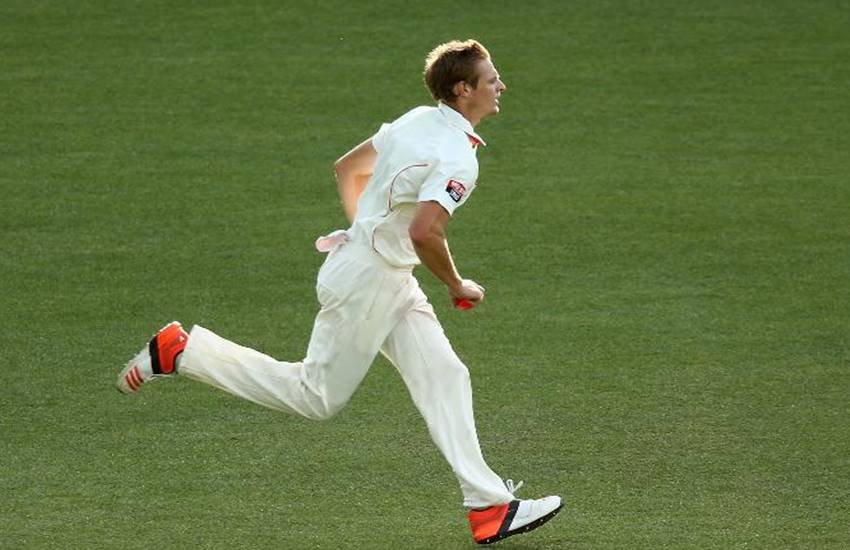 Joe Mennie, Australian Bowler Joe Mennie, Joe Mennie Head Injury, Joe Mennie Hit by the Ball, Michael Lamb, Big Bash League, Cricket Australia, Injury in Cricket, Phillip Hughes