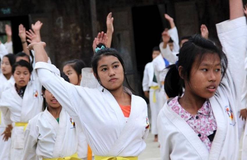 जूडो-कराटे की ट्रेनिंग हासिल करतीं लड़कियां। ( Photo Source: AP)