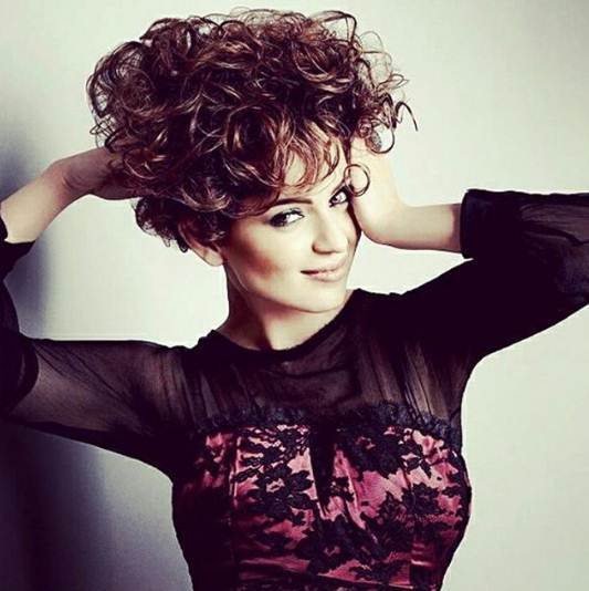 करीना कपूर एक बेहतरीन पोजर हैं और उनकी ये तस्वीर इस बात का सुबूत है। जैसा कि आप जानते ही हैं कि बॉलीवुड के पैरेंट्स अपने बच्चों को लेकर थोड़े पोजेसिव होते हैं और कैमरे से दूर रहते हैं। लेकिन सैफ और करीना ने बेटे तैमूर के साथ खूब तस्वीरें खिंचवाई थी।