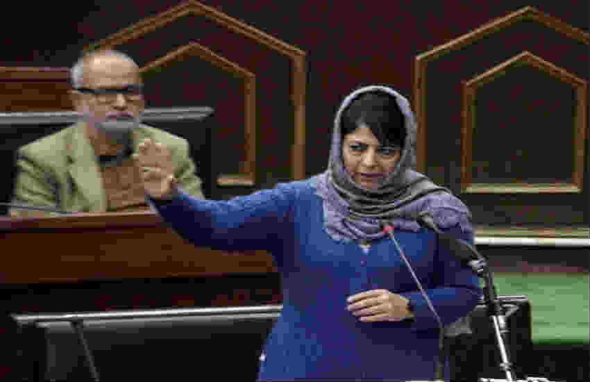 जम्मू-कश्मीर की मुख्यमंत्री महबूबा मुफ्ती। (PTI Photo/9 jan, 2017) जम्मू-कश्मीर की मुख्यमंत्री महबूबा मुफ्ती। (PTI Photo/9 jan, 2017)