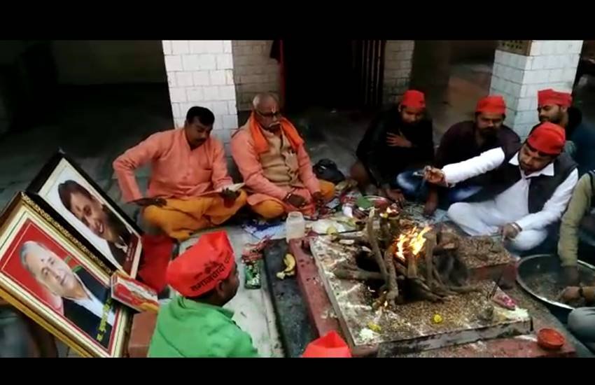 Samajwadi Party, Mulayam Singh Yadav, Akhilesh Yadav, Mulayam-Akhilesh Tussle, Samajwadi Party Tussle, Yagya, India, Jansatta