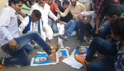 मध्यप्रदेश: पीएम नरेंद्र मोदी और सीएम शिवराज की फ़ोटो पर चले कांग्रेसियों के लात घूंसे, पुलिस देखती रही तमाशा