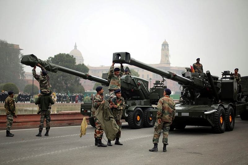 26 जववरी 1950 को भारत का गणतंत्र लागू किया गया था। इस दिन राष्ट्रपति राजपथ पर सलामी लेते हैं।