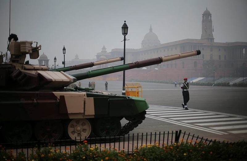 ध्रुव में इंफ्रारेड और थर्मल इमेजिंग सिस्टम है, जो पहले से खतरे का अनुमान लगाकर स्ट्राइक करने में सक्षम है।