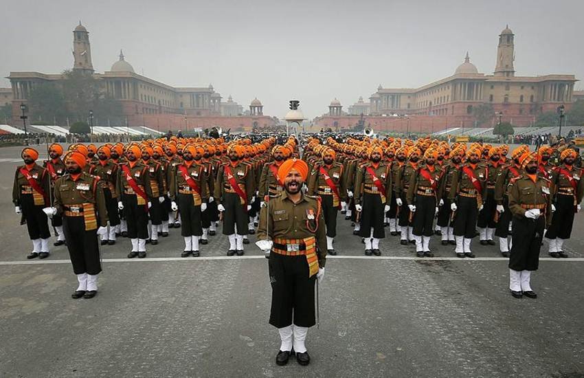 गणतंत्र दिवस के मौके से तीन दिन पहले सोमवार को राजपथ पर फुलड्रेस रिहर्सल की गई। इसके लिए इंडिया गेट समेत आस पास के सारे इलाके की सुरक्षा व्यवस्था कड़ी कर दी गई। सेना के अलग अलग रेजिंमेट के जवानों ने बड़े भारी हथियारों के साथ राजपथ पर परेड की।