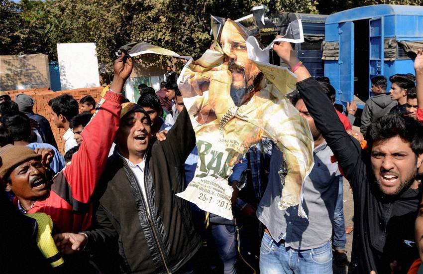 Raees, Raees Trailer, Raees Release, Raees Protest, Shah Rukh Khan, SRK Raees, Raees Movie Download, Raees Pakistani, Mahira Khan, SRK Posters, SRK Images, Hindu Sena, Entertainment, India, Jansatta