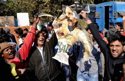 ‘रईस’ की रिलीज रोकने के लिए जोरदार विरोध-प्रदर्शन, जलाए गए शाहरुख खान के पोस्‍टर्स