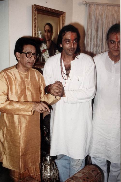 जब संजय दत्त का नाम 1993 के बम विस्फोट केस में आया तब भी सुनील दत्त को बाल ठाकरे ने मदद की थी। ( बाल ठाकरे और सुनील दत्त, साथ में हैं संजय दत्त)