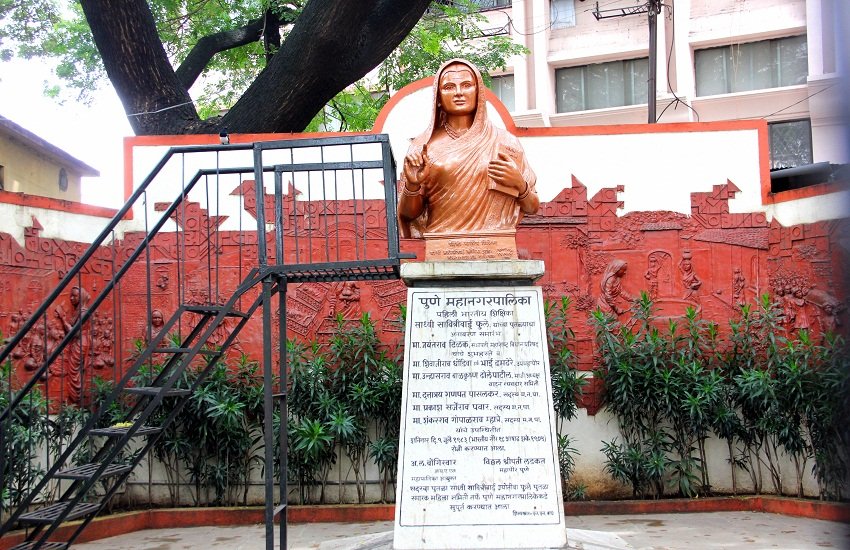 सावित्रीबाई फुले की प्रतिमा