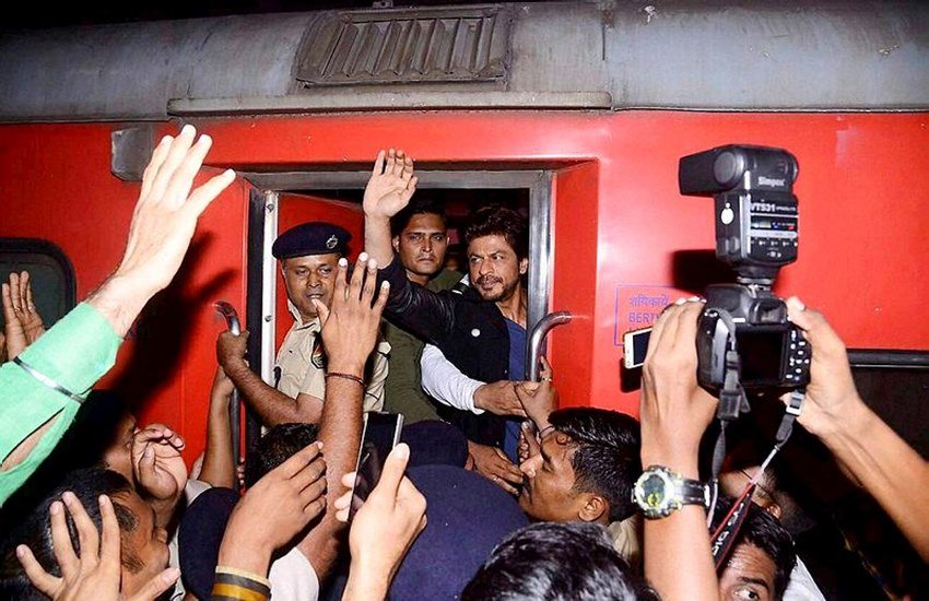 Raees, Shahrukh Khan, Vadodara Station, Controversy, Man Died, Movie Promotion, Bollywood news in Hindi, Entertainment news in Hindi