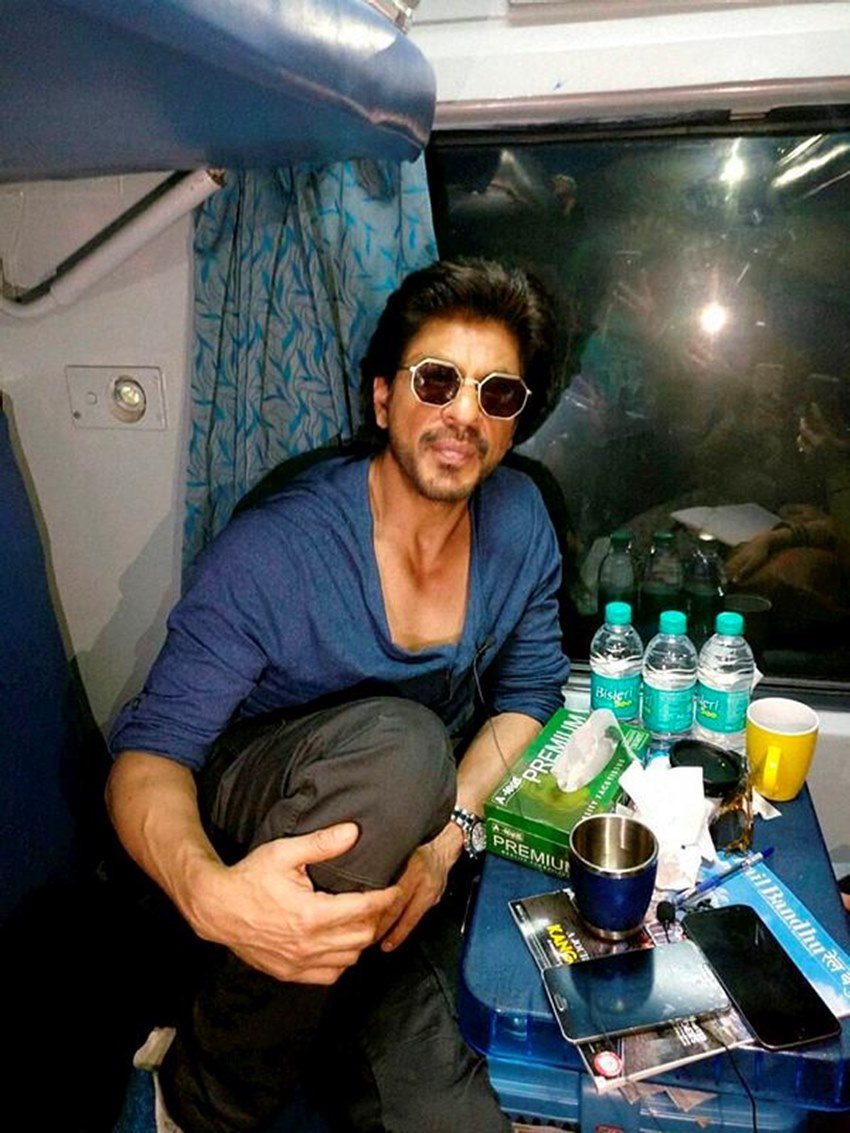 raees, shah rukh khan, vadodara railway station, august kranti, raees promotion, Fan Death, raees srk, srk train journey, srk in vadodara, raees fans, srk fans, srk fan inhured, srk fan dead, raees songs, Raees, SRK, Raees Film, Shah Rukh Khan, Shah Rukh Khan Train, SRK Mumbai to Delhi, Shah Rukh Khan Train Travel, Bandra Central, Entertainment, Jansatta