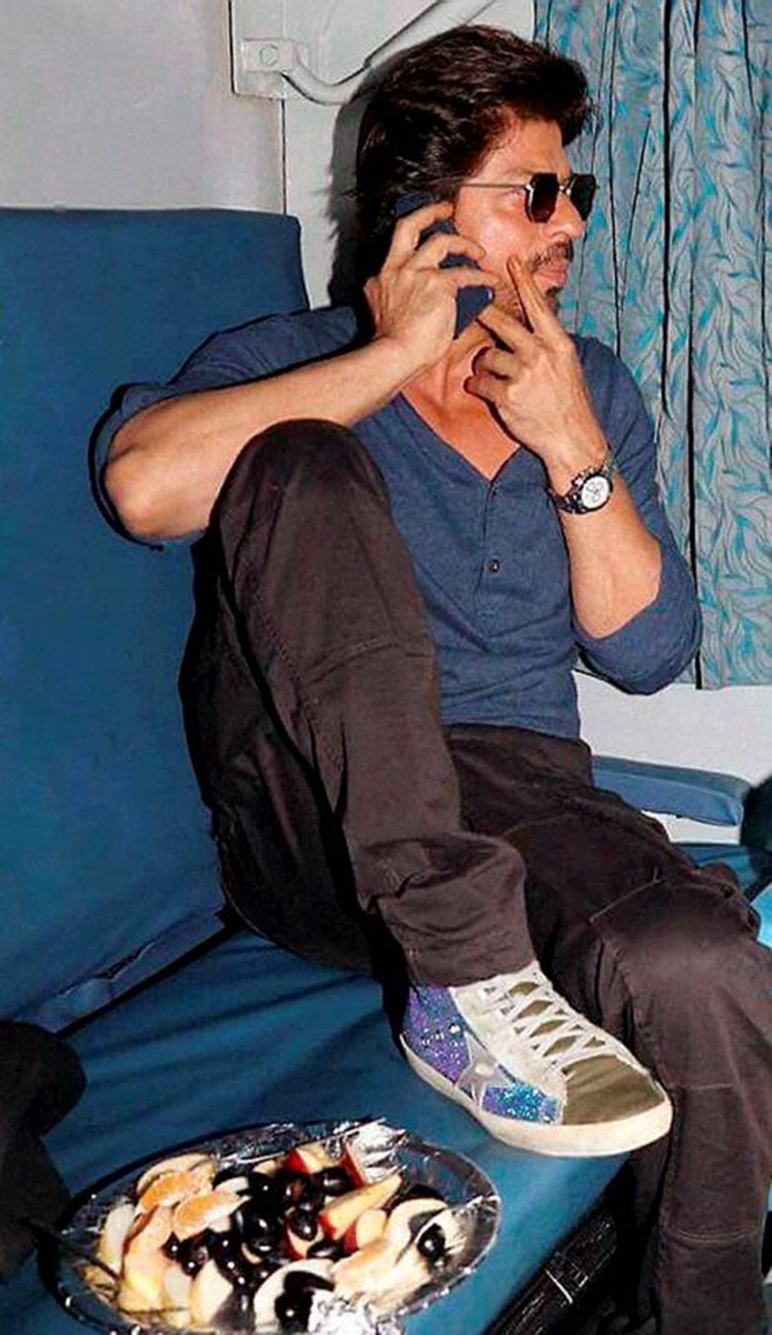 raees, shah rukh khan, vadodara railway station, august kranti, raees promotion, Fan Death, raees srk, srk train journey, srk in vadodara, raees fans, srk fans, srk fan inhured, srk fan dead, raees songs, Raees, SRK, Raees Film, Shah Rukh Khan, Shah Rukh Khan Train, SRK Mumbai to Delhi, Shah Rukh Khan Train Travel, Bandra Central, Entertainment, Jansatta