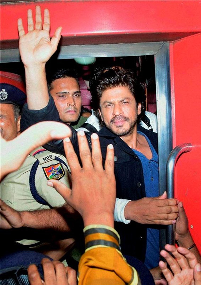raees, shah rukh khan, vadodara railway station, august kranti, raees promotion, Fan Death, raees srk, srk train journey, srk in vadodara, raees fans, srk fans, srk fan inhured, srk fan dead, raees songs, Raees, SRK, Raees Film, Shah Rukh Khan, Shah Rukh Khan Train, SRK Mumbai to Delhi, Shah Rukh Khan Train Travel, Bandra Central, Entertainment, Jansatta
