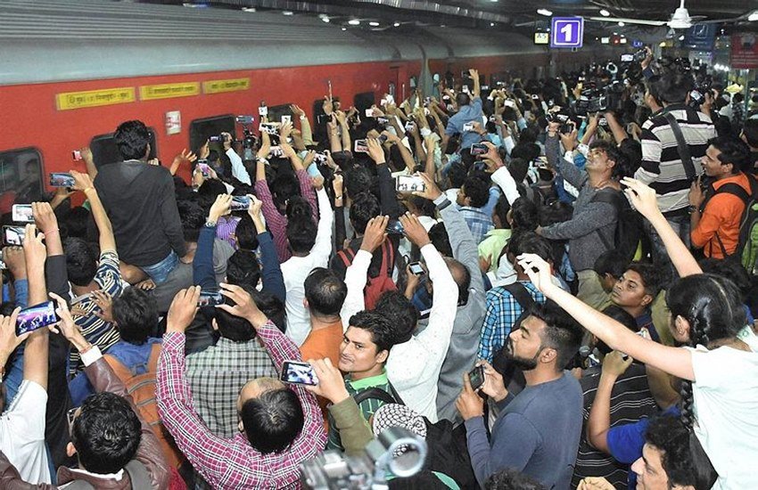 raees, shah rukh khan, vadodara railway station, august kranti, raees promotion, Fan Death, raees srk, srk train journey, srk in vadodara, raees fans, srk fans, srk fan inhured, srk fan dead, raees songs, Raees, SRK, Raees Film, Shah Rukh Khan, Shah Rukh Khan Train, SRK Mumbai to Delhi, Shah Rukh Khan Train Travel, Bandra Central, Entertainment, Jansatta