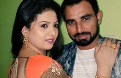 मोहम्मद शमी ने पत्नी के साथ टि्वटर पर फिर डाली तस्वीर, यूजर्स बोले- एक बार कुरान पढ़ लो