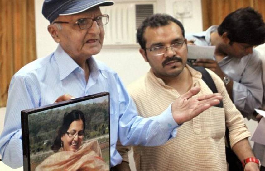 आरटीआई कार्यकर्ता शहला मसूद के पिता मसूद सुल्तान और भाई राजिल उनकी तस्वीर लिए हुए। ( File Photo) आरटीआई कार्यकर्ता शहला मसूद के पिता मसूद सुल्तान और भाई राजिल उनकी तस्वीर लिए हुए। ( File Photo)