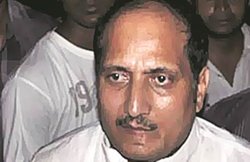 दलित के घर हलवाई का खाना खा घिरे योगी सरकार के मंत्री सुरेश राणा, मिनरल वॉटर भी मंगवाने का आरोप