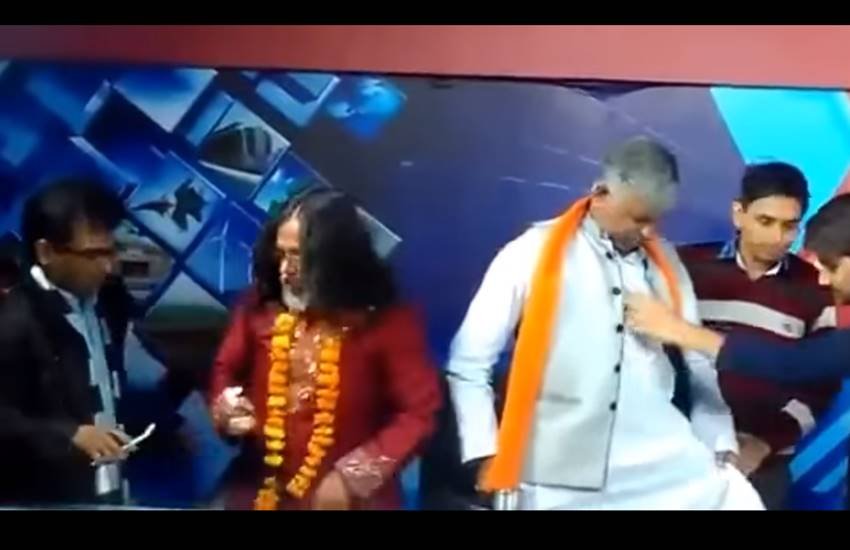 Swami Om, Swami Om Slapped, Swami Om Slapped on TV, Swami Om Sudarshan News, Bigg Boss 10, Bigg Boss 10 Behind The Scenes, Swami Om Controversy, Swami Om Scandals, Swami Om exposed, Swami Om LIve Slapped, Entertainment, India, Jansatta