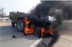 मध्य प्रदेश: ट्रेक्टर के कुचलने से बच्चे की मौत, गुस्साये लोगों ने लगाई आग