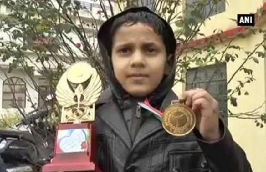 अम्माज दूसरी क्लास में पढ़ता है। उसकी जीत पर जिला प्राधिकरण और जिले के प्रशासनिक और पुलिस अधिकारियों ने सम्मानित किया। (फोटो- ANI) अम्माज दूसरी क्लास में पढ़ता है। उसकी जीत पर जिला प्राधिकरण और जिले के प्रशासनिक और पुलिस अधिकारियों ने सम्मानित किया। (फोटो- ANI)