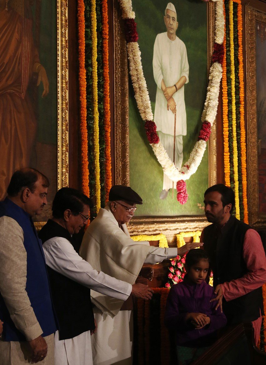 चौधरी चरण सिंह की प्रतिमा पर माल्यार्पण करते लालकृष्ण आडवाणी, चौधरी अजित सिंह और जयंत चौधरी (एक्सप्रेस फोटो) 