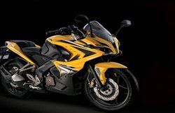 लॉन्च हो चुकी है Bajaj Pulsar RS 200, जानिए क्या नए फीचर्स हैं नई बाइक में