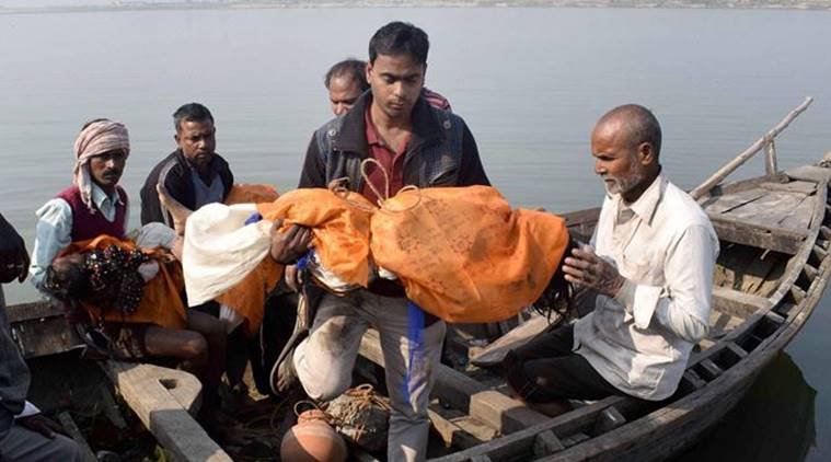 बिहार में आपदा कुप्रबंधन के चलते गंगा नदी में नौका के डूबने से कई लोगों की जलसमाधि बन गई। यह सब भीड़ प्रबंधन की नाकामी के चलते हुआ। (Express File Photo)