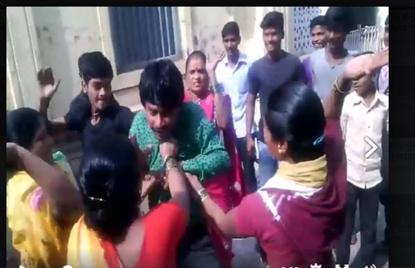 बुरहानपुर में एक लड़की के साथ छेड़छाड़ करने वाले युवक को महिलाओं ने सिखाया सबक।
