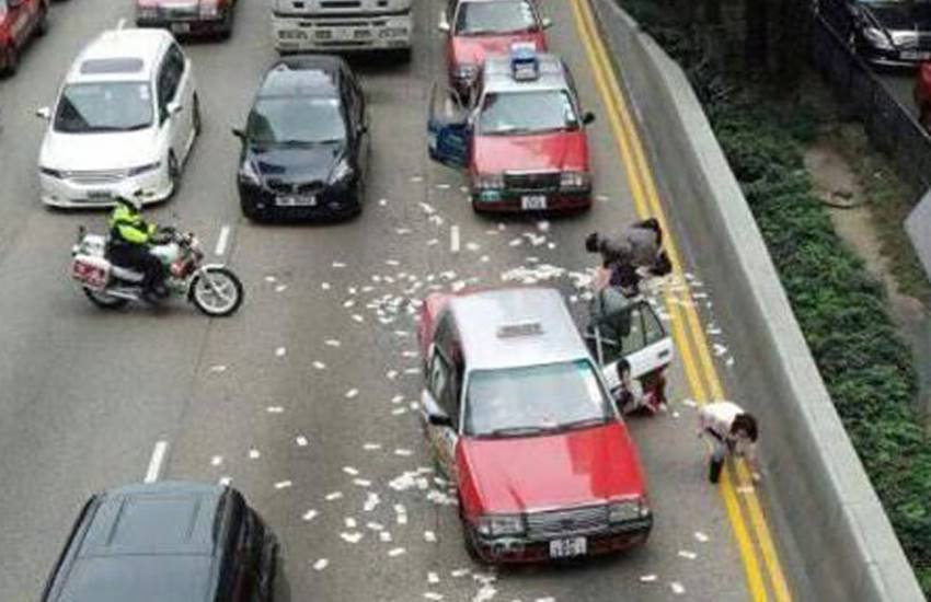 कार से हुई पैसों की बरसात। (Representative Image/Youtube)