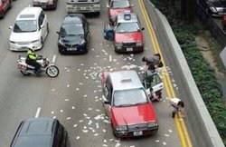 सड़क पर पैसों की बरसात देख हैरान रह गए लोग, लूटने के लिए मच गई होड़