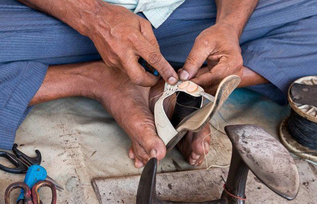 जूते-चप्पल का गुम होना या टूटना भी इशारा करता है…