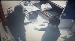 मध्य प्रदेश: नर्सिंगहोम में घुसकर कर्मचारी के साथ की गई मारपीट, CCTV कैमरे में कैद हुई घटना