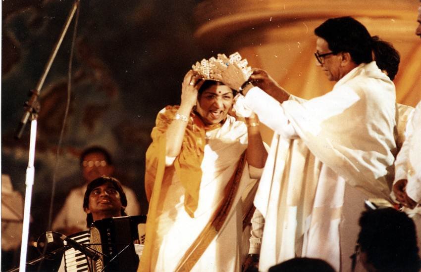 बालासाहब ठाकरे के जितने प्रशंसक थे उतने ही विरोधी भी। मुंबई उनकी पार्टी का शिवसेना का गढ़ था और पूरा बॉलीवुड मुंबई से ही चलता है। ऐसे में बॉलीवुड में बाल ठाकरे की जबरदस्त पकड़ थी। बड़े बड़े स्टार मातोश्री में जरूर पहुंचते थे। (लता मंगेशकर और बाला साहब)