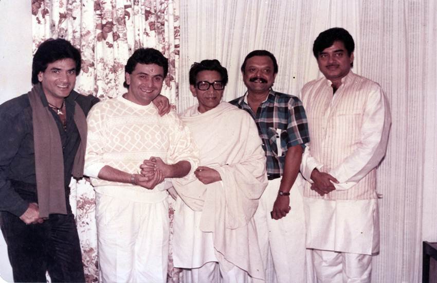 पूर्व शिवसेना प्रमुख बाल ठाकरे की आज (23 जनवरी) 91वीं जयंती है। बाल ठाकरे जिन्होंने बिना किसी गद्दी के ही दशकों पूरे महाराष्ट्र पर राज किया। उन्होंने अपने करियर की शुरूआत बतौर कार्टूनिस्ट लेकिन अपने खास अंदाज और भाषण देने की शानदार कला के दम पर उन्होंने एक नेता के तौर पर शोहरत पाई। ( ऋषि कपूर, शत्रुघन सिंहा और जितेंद्र)