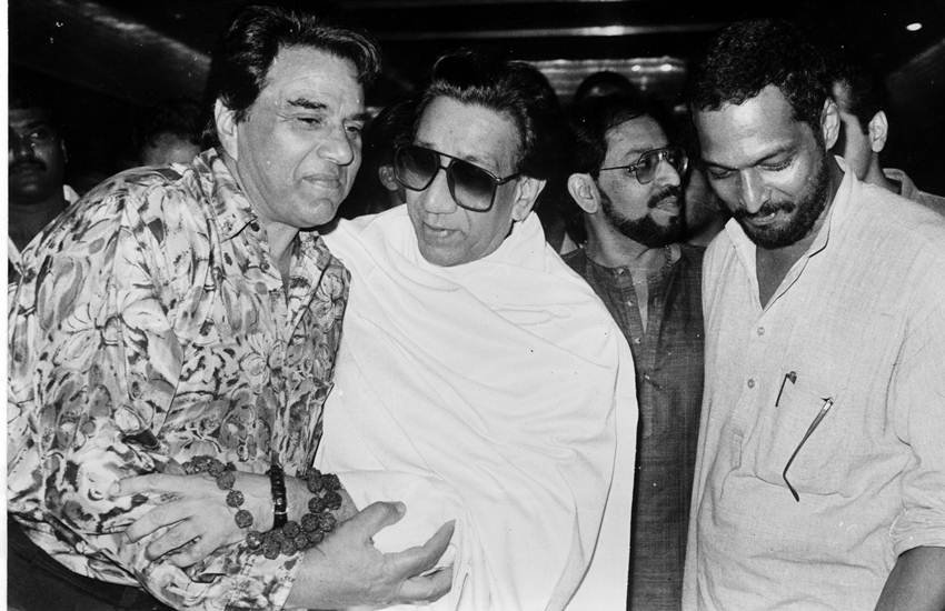 बॉलीवुड के कई सितारे भी बाला साहेब को अपना गॉड फॉदर मानते थे। दिलीप कुमार से लेकर शाहरुख खान तक जरूरत पड़ने पर बाल ठाकरे ने सबकी मदद की। ( धर्मेंद्र और नाना पाटेकर क साथ बाला साहब)