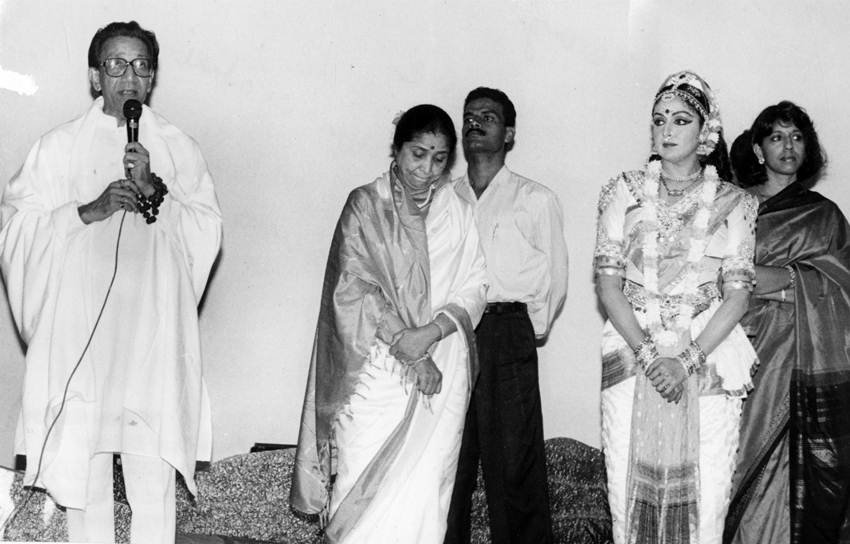 बोफोर्स केस में जब अमिताभ बच्चन का नाम सामने आया तब भी बाल ठाकरे उनके साथ खड़े रहे। इसके अलावा जिस किसी बॉलीवुड स्टार को अंडरवर्ल्ड से धमकी मिलती थी उसके लिए भी बाल ठाकरे खड़े रहते थे। बाल ठाकरे जिन्होंने अपने जीवन में कभी कोई संवैधानिक पद नहीं संभाला वो बिना ताज के ही बेताज बादशाह रहे। साल 2012 को बाल ठाकरे दुनिया को अलविदा कह गए।