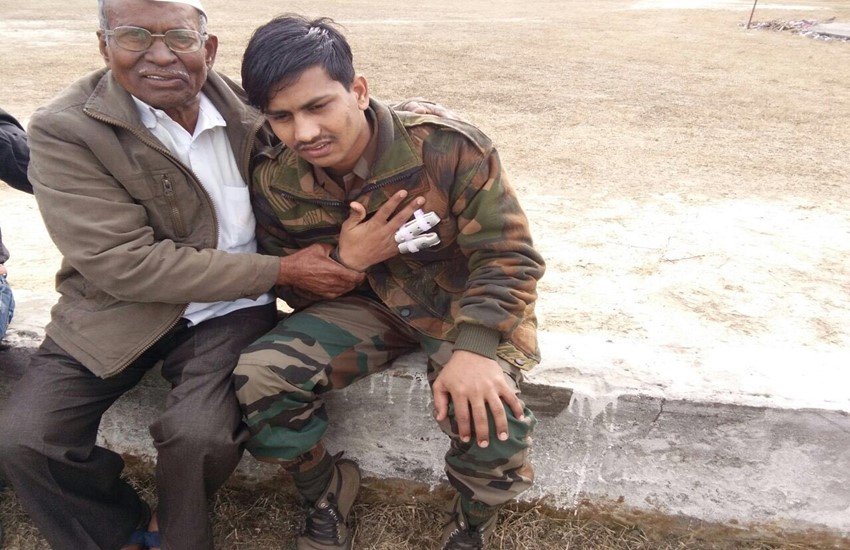 अपने दादा चिंदा पाटिल के साथ सिपाही चंदू चौहान।