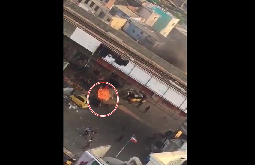 वायरल हो रहे वीडियो में कथित तौर पर पुलिस कर्मी ऑटो रिक्शा जलाते हुए। (Source: Twitter/Video grab)