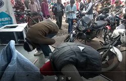 मध्यप्रदेश: चोरों को चोरी करने पर दुकानदार ने दी सजा, बीच सड़क मुर्गा बनाकर पीटने का वीडियो हुआ वायरल