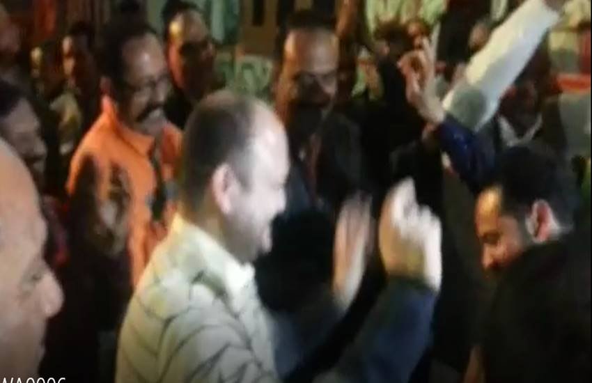 मंदसौर में विधायक यशपाल सिंह सिसोदिया के पुत्र के शादी के समारोह में मन्दसौर कलेक्टर स्वतंत्र कुमार सिंह ने जमकर कर डांस किया। मंदसौर में विधायक यशपाल सिंह सिसोदिया के पुत्र के शादी के समारोह में मन्दसौर कलेक्टर स्वतंत्र कुमार सिंह ने जमकर कर डांस किया।