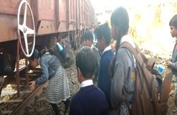 मध्यप्रदेश: गुना शहर में बच्चों को पढ़ने के लिए रोज करना पड़ता है मुश्किलों का सामना